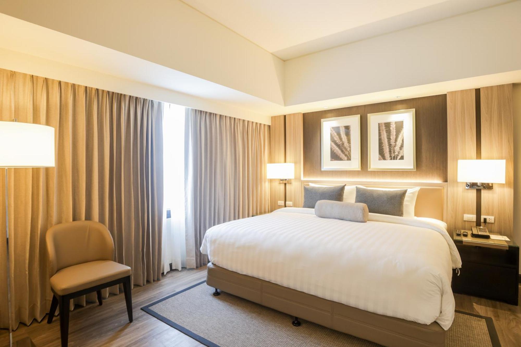 1 King Bed and 1 Bunk Bed, Family Room with Bathtub and Living Area,1758574577:JPEG